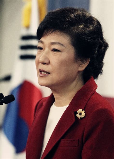 历史上的今天2月25日_2013年朴槿惠就任韩国第18任总统，是韩国历史上第一位女总统。
