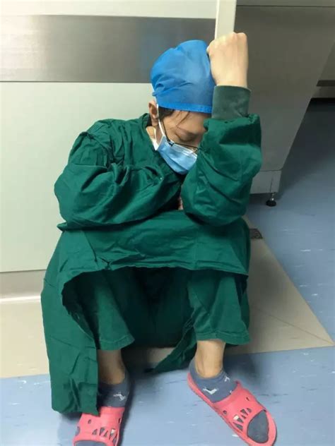 女医生一天连做7台手术 手术间隙坐在地上睡着了_武汉_新闻中心_长江网_cjn.cn