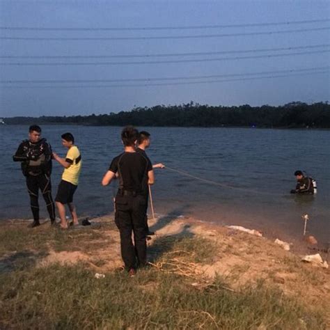 安徽歙县少年野泳不慎溺水，上岸同伴跪地人工呼吸急救