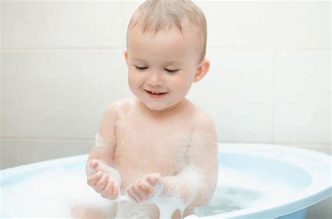 婴儿水疗怎么做（宝宝洗澡步骤）-幼儿百科-魔术铺