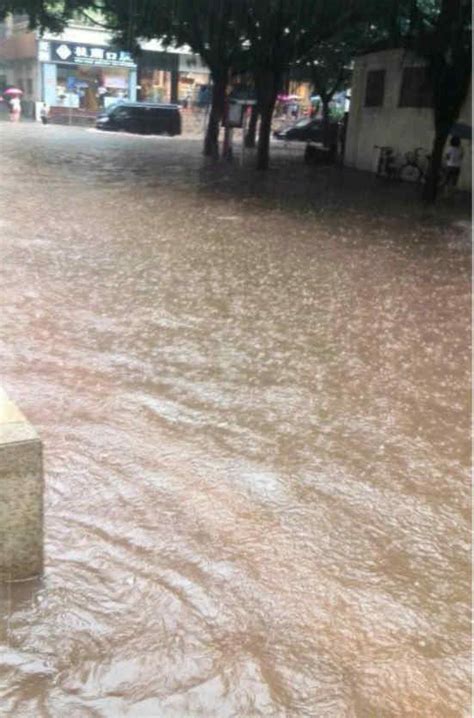 江西多地因强降雨出现险情 部队官兵投身抗洪抢险