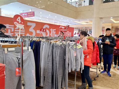 实拍：北京商场冬季特卖会，大衣3到6折顾客抢购，久违的“热闹”|商场|顾客|大衣_新浪新闻