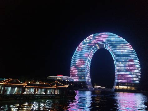 2024是中国湖州“世界第九湾”的标志性建筑，这座古镇打造出一种特别气魄的感觉来_湖州太湖喜来登温泉度假酒店(月亮酒店)-评论-去哪儿攻略