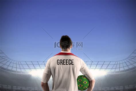 拿着球的希腊足球运动员高清摄影大图-千库网