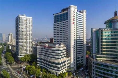 武汉艾格眼科医院成功施行第 9 例人工玻璃体球囊植入术-医院汇-丁香园