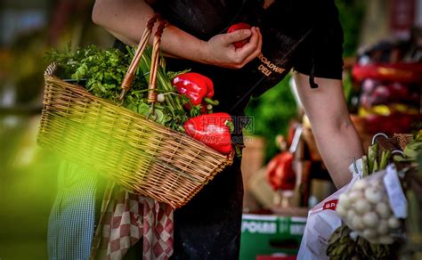 一名妇女提着菜篮在菜市场采购蔬菜xinxian高清图片下载-正版图片502385819-摄图网