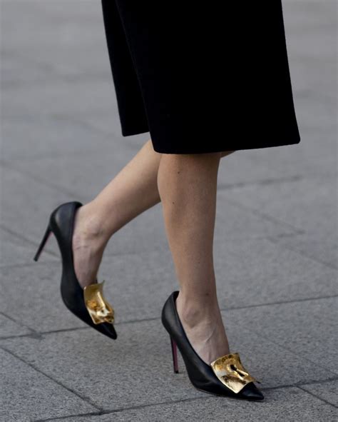 女生穿几厘米高跟鞋舒服又漂亮？想要黄金比例，可以参考这个公式|只爱高跟鞋_新浪新闻