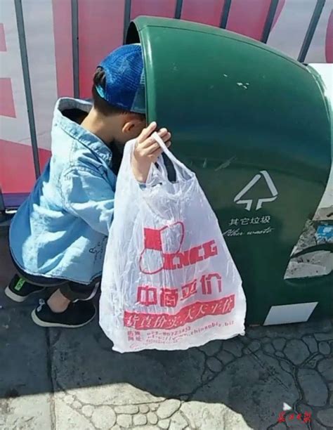 深圳一女子凌晨背着婴儿捡废品，官方：其夫有工作表示不需要帮扶|深圳市_新浪财经_新浪网