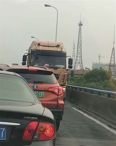 严重拥堵！今晨急救车也被堵在逸仙路高架，竟是槽罐车逆行造成_上海滩_新民网