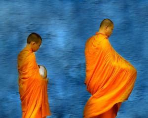 缅甸曼德勒乌本桥上的僧侣高清图片下载-正版图片500847798-摄图网