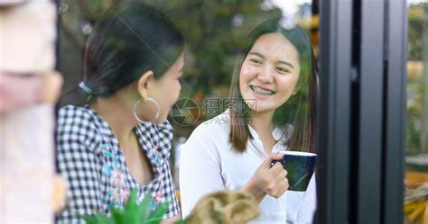 女人们两个亚裔妇女喝咖啡和两个开心愉快的女人在咖啡馆闲聊漂亮的高清图片下载-正版图片307889158-摄图网