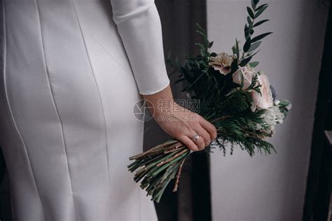 穿着婚纱的新娘手拿婚礼花束高清图片下载-正版图片307526764-摄图网