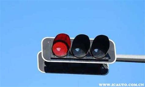 过红绿灯时走到中间红灯怎么办？处理方法有两种，但都不算闯红灯_搜狐汽车_搜狐网