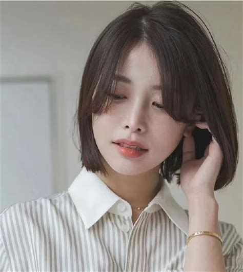 温柔中分短发女生头像