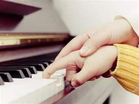 孩子几岁学钢琴比较合适 儿童学钢琴越早越好吗 _八宝网