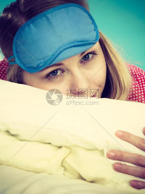 睡着的年轻女子在睡觉前躺床上高清图片下载-正版图片305181391-摄图网
