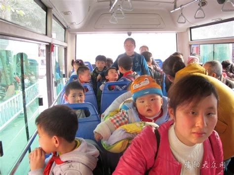 坐公交车的小学生高清图片下载-正版图片502045152-摄图网