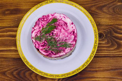 传统的俄罗斯沙拉和鸡肉沙拉在白碗中的鸡肉比木高清图片下载-正版图片506016364-摄图网