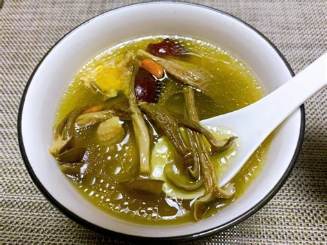 【鹿茸菇炖鸡汤的做法步骤图，怎么做好吃】biubiu的小生活_下厨房