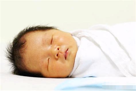 梦见刚出生的男婴儿（孩子睡觉时爱笑）-幼儿百科-魔术铺