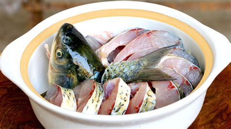 草鱼的做法简单又好吃家常(好吃草鱼家常简单做法，不炒不煎15分钟出锅，肉质鲜嫩多汁美味可口) | 说明书网