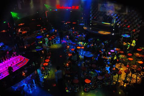 云南丽江酒吧里面放的是什么音乐-艳遇丽江之上部神话酒吧 里面放的音乐是那一首歌叫什么
