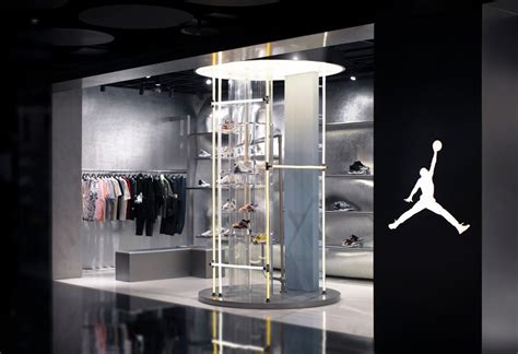 香港乔丹旗舰店设计 – 米尚丽零售设计网 MISUNLY- 美好品牌店铺空间发现者