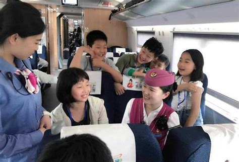 130名儿童感受高铁魅力 表示长大了也要当一名漂亮的乘务员