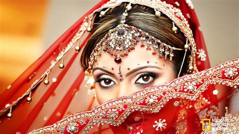 印度妇女庆祝传统“女人节” 盛装为夫祈祷_财经_环球网