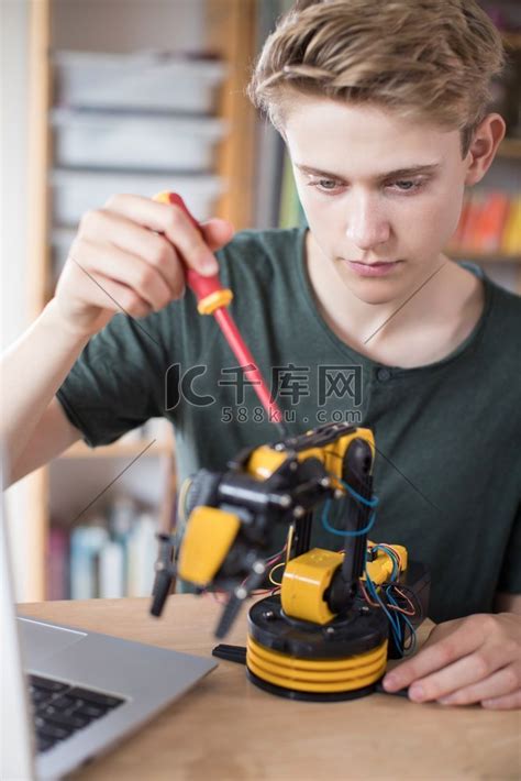 十几岁的男孩在学校建造机械臂高清摄影大图-千库网