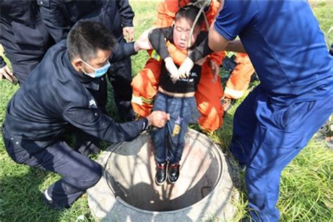广安6岁小男孩儿坠入6米深井 消防员与民警协力救出_四川在线