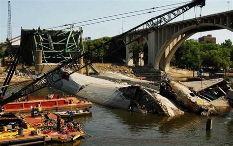 十年前,造成死伤无数的美国密西西比河大桥垮塌事故缘起何由？