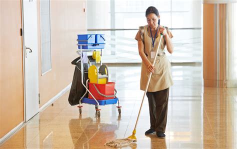 保洁人员清洁地板高清图片下载-正版图片501272467-摄图网
