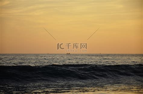 海景大海日落和日出海浪沙滩金色沙滩水面上高清图片下载-正版图片505370673-摄图网