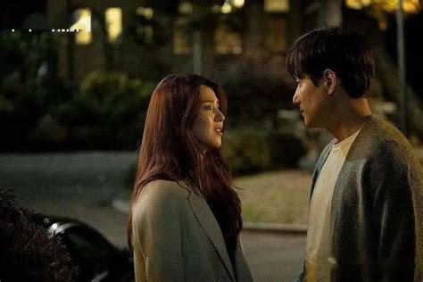 韩剧《夫妻的世界》出现尺度过大的镜头引发争议，将受到严厉处罚