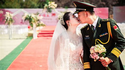 前方高甜！军营集体婚礼，婚纱与军装的“硬核”浪漫