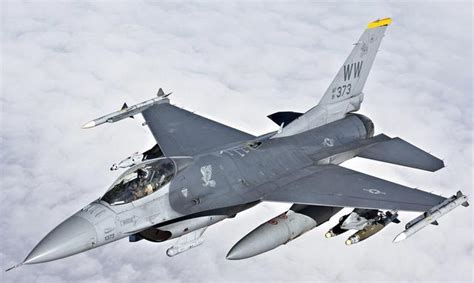 美F-16状况频发：在航展进行飞行表演时零件直接脱落_新浪图片
