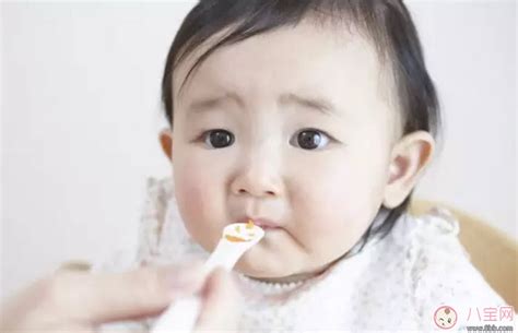 宝宝吃饭含在嘴里不咽是怎么回事 宝宝喜欢含饭不吞饭怎么办 _八宝网