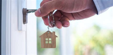房东为新家解锁房子钥匙高清图片下载-正版图片504545345-摄图网