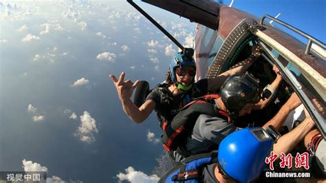 近4千米高空跳伞 以色列爱好者表演“御风飞翔” _深圳新闻网