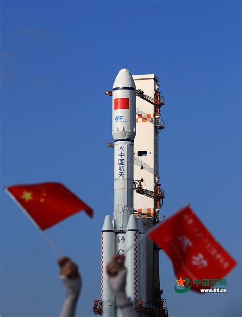 “天际快递小哥”中国首艘货运飞船天舟一号在海南文昌航天发射场发射升空