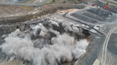 国外大型露天矿场爆破采矿，原来矿山就是这样一步一步被炸开的！