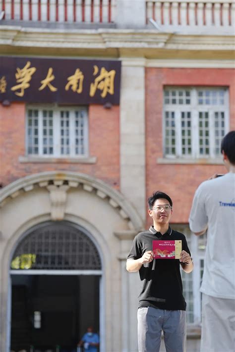人民网：武汉一高校大学生志愿者为外来务工家庭子女义务家教6年