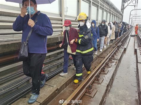 上海地铁11号线因短路出现火光？后方列车乘客还原现场情况_浦江头条_澎湃新闻-The Paper