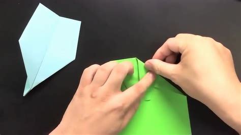 能飞回来的纸飞机折法图解(2)_爱折纸网