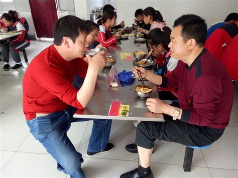 瑞安市滨江中学 校园新闻 滨江中学开始试行教师陪餐制度
