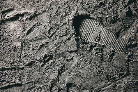 人类第一次留在月球上的脚印，为什么和宇航员的脚印不同？|阿姆斯特朗|月球|脚印_新浪新闻