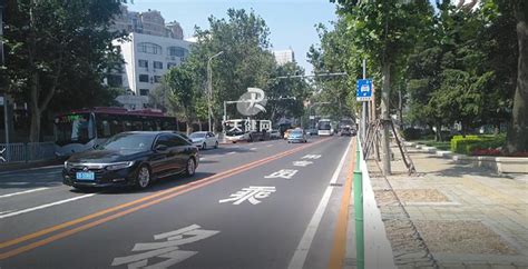 重庆公交车尾装“红绿灯” 网友：建议全国推广