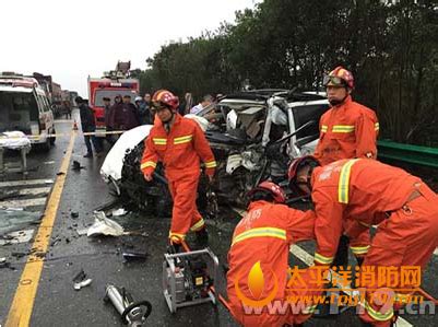 衢州G320国道两车相撞1人被困 - 太平洋消防网