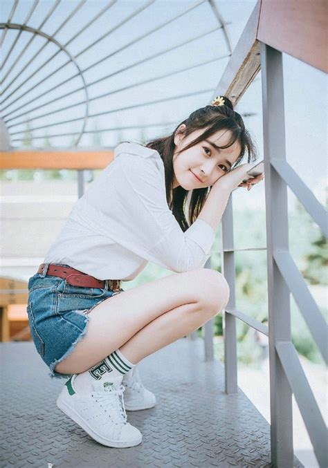 甜美女生户外拍照头像